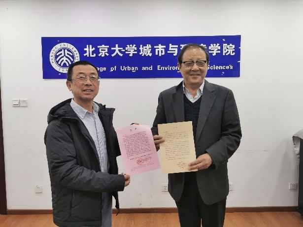 7c9ff0975e624fca90a74d78a935a545.jpg 劉耕年代表學(xué)校接受侯仁之星命名公報(bào)和賀信.jpg