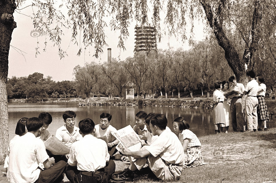 fad54c6b1eaf488cb28f2ab81490458a.jpg 1954年,北大學生在未名湖邊學習憲法草案.jpg
