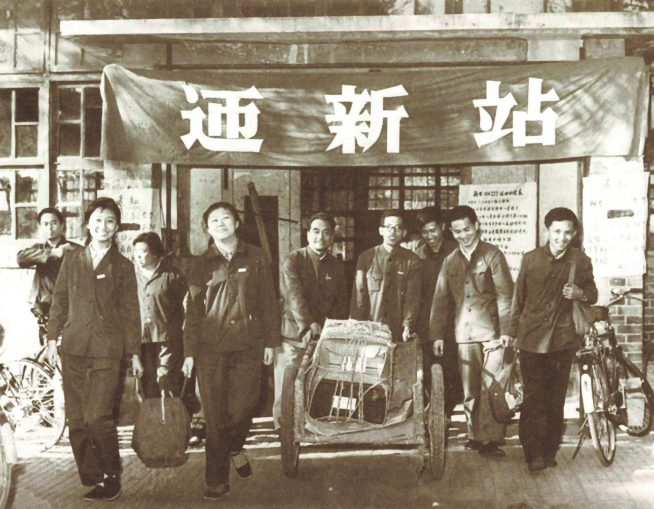 a3cf3963c62a48b3b300380b334e452f.jpg 1978年10月,北京大學迎來了恢復高考錄取后的第二批新生.jpg