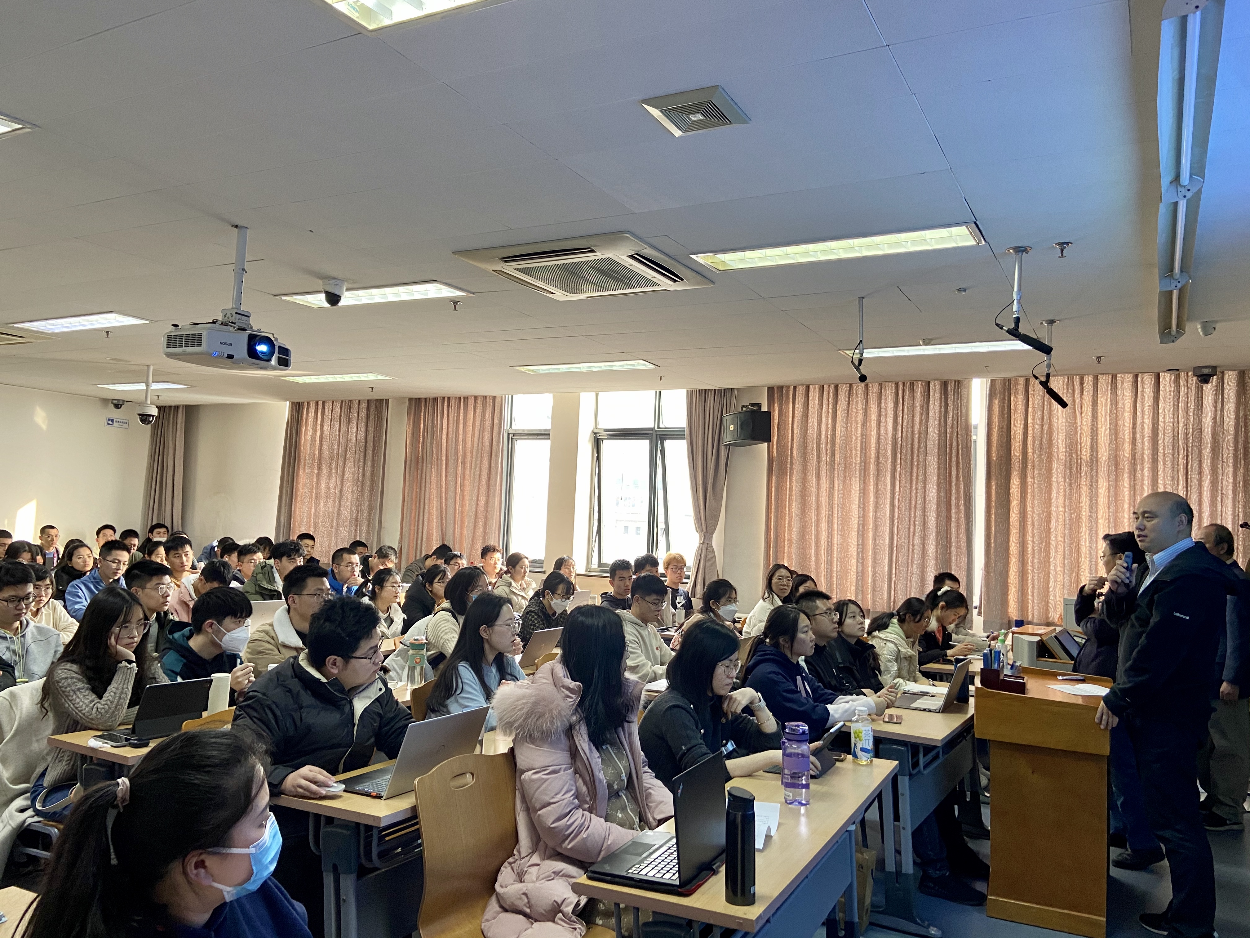 c73db4b07bf34aa08c38d5d6f9df5a4d.jpg 新聞圖片:受朱善璐會長委托 胡俊與學(xué)生交流.jpg