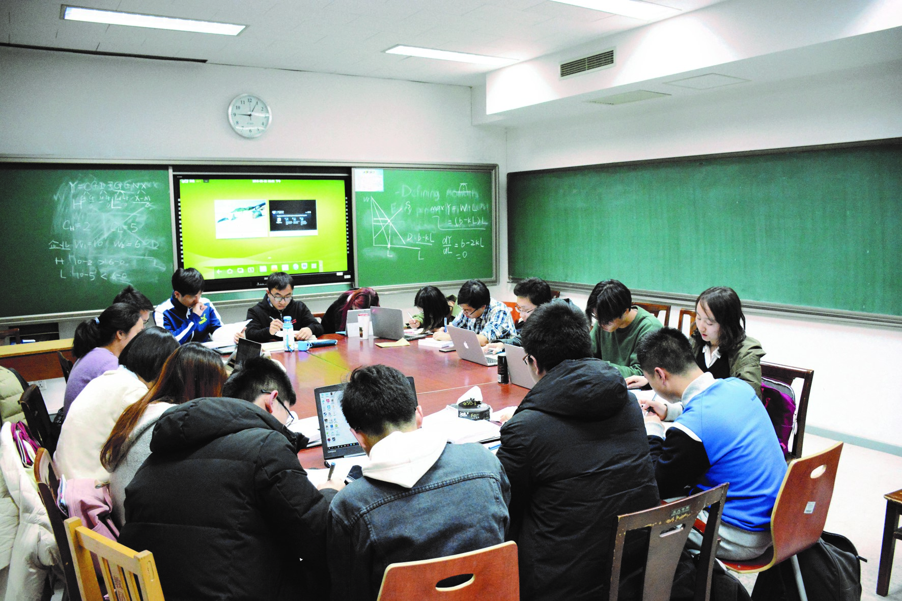 0739920d415c4a7498c45a123f41e58a.jpg 北大近年推出的小班討論課堂.jpg